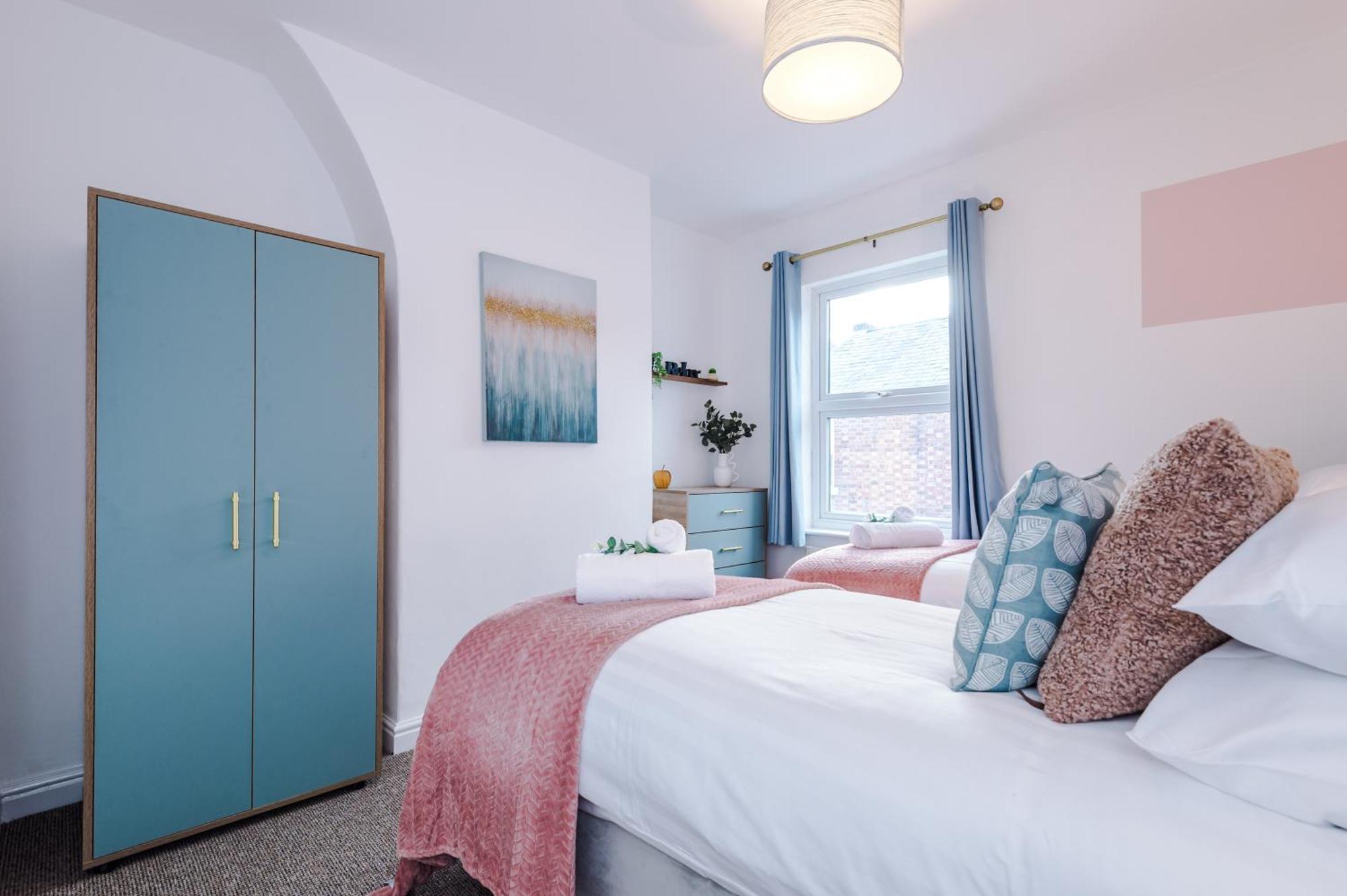 New! Spacious 2-Bed Home In Chester City-Centre By 53 Degrees Property, Ideal For Couples & Small Groups, Great Location - Sleeps 5 Exterior foto